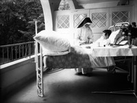 Schwester mit Patient am Bett